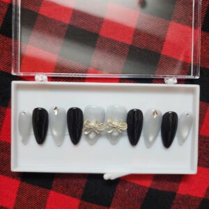 nude gold press on nails | elegant minimalist fake nails | gold line art luxury nail set | reusable glossy nails (copy)